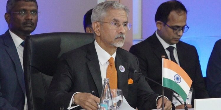 ‘व्यापारिक जहाजों पर हमले स्वीकार्य नहीं’, जयशंकर ने ईरानी विदेश मंत्री से की बात, दी दो टूक चेतावनी | jaishankar talks iran foreign minister merchant ship attacks west asia news hindi