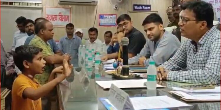 ‘ताई ने कमरे पर किया कब्जा, मां कमाती है 3000…’, जनसुनवाई में 8वीं के छात्र का बेबाक अंदाज, DM ने तुरंत दिए कार्रवाई के आदेश