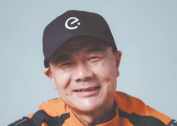China: 14 साल की उम्र में स्कूल छोड़ने वाले इस डिलीवरी बॉय कौन? चीन ने दिया सबसे बड़ा साहित्यिक पुरस्कार | who is wang jibing Chinese delivery rider wins highest literary award
