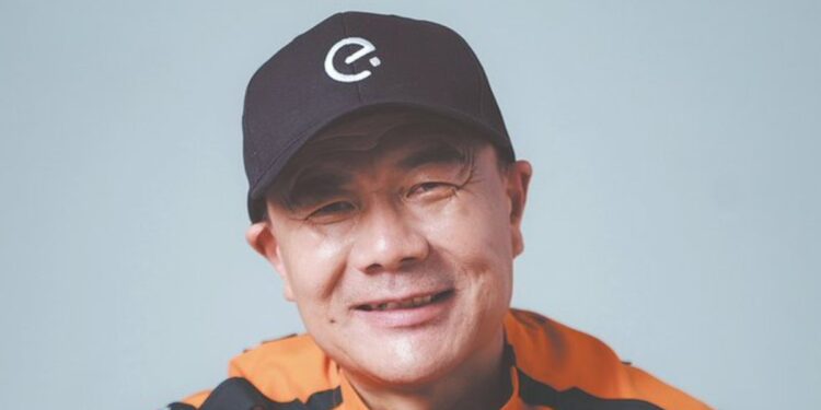China: 14 साल की उम्र में स्कूल छोड़ने वाले इस डिलीवरी बॉय कौन? चीन ने दिया सबसे बड़ा साहित्यिक पुरस्कार | who is wang jibing Chinese delivery rider wins highest literary award