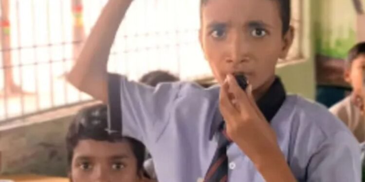 टीचर ने अटेंडेंस के बहाने बच्चों को याद करा दिया पूरा Periodic Table, वायरल हुआ ये आसान तरीका