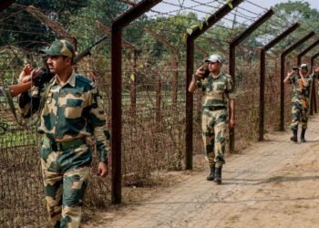 भारतीय सीमा में घुसे 20 बांग्लादेशी, चाय बागान से भारतीय किसान का किडनैप, इलाके में हड़कंप | 20 bangladeshi miscreants enter indian border abduct tea garden farmer in jalpaiguri west bengal
