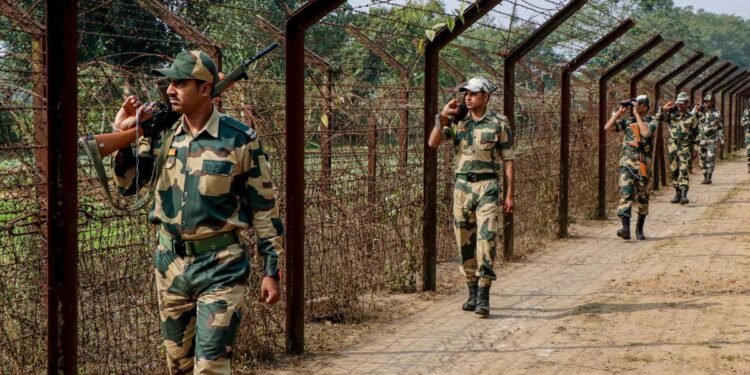 भारतीय सीमा में घुसे 20 बांग्लादेशी, चाय बागान से भारतीय किसान का किडनैप, इलाके में हड़कंप | 20 bangladeshi miscreants enter indian border abduct tea garden farmer in jalpaiguri west bengal