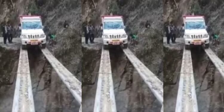 जान हथेली पर रखकर ड्राइविंग! गहरी खाई, टूटी सड़क और दो पाइप… फिर भी पार हुई बोलेरो पिकअप