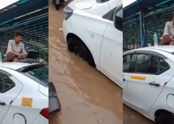 बारिश ने रोका रास्ता, लेकिन काम नहीं! कैब की छत पर बैठकर ऑफिस का काम करता दिखा शख्स, वीडियो ने दिखाई कॉरपोरेट जिंदगी की हकीकत