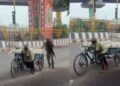 CRPF जवान ने दिखाई दिलदारी, बुजुर्ग का भारी-भरकम ठेला धकेलकर पेश की इंसानियत की सबसे बड़ी मिसाल