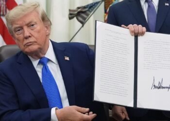 US Russia Oil Sanctions: रूस से तेल खरीदने वाले भारत-चीन पर लगेगा 100% टैरिफ! अमेरिकी सीनेट से बिल पास | US Senate Passes Bill To Impose Up To 100% Tariffs On India, China For Buying Russian Oil