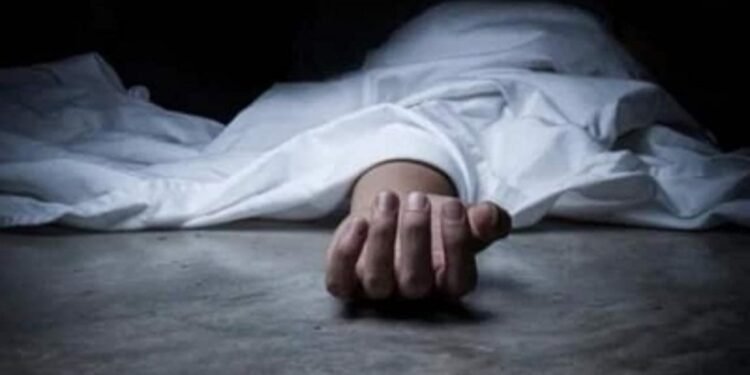 डबल मर्डर से सनसनी, पति ने पत्नी और बेटी की ली जान, दूसरी बेटी को घोंपा चाकू, अस्पताल में भर्ती