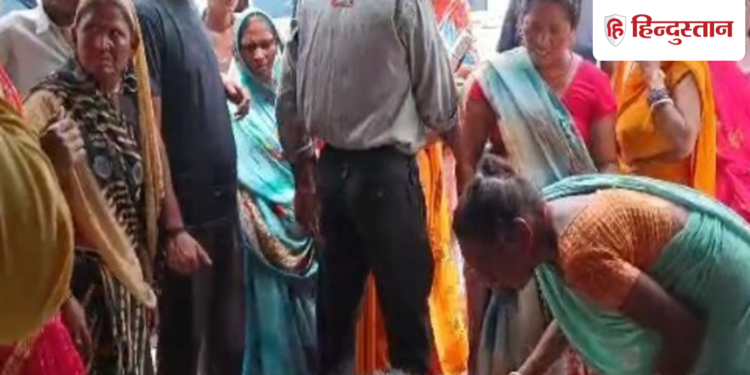 मां-बाप के झगड़े को शांत कराने आया बेटा, पिता ने गला रेत बेटे को मार डाला; हथियार लेकर हुआ फरार, Bihar Hindi News