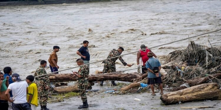 Nepal Flood के बीच शर्मनाक वारदात! नदी में बहकर आए बैंक सेफ से निकाले 92 लाख, 29 गिरफ्तार, शवों से भी हुई चोरी | Nepal Floods Bank Safe theft 92 lakh 29 arrested