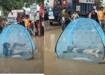 सड़क के पानी में मच्छरदानी लगाकर सोता दिखा बंदा, किसी ने कहा मजेदार तो किसी ने बताया खतरनाक