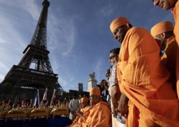 स्वामीनारायण संप्रदाय के संत पहुंते एफिल टॉवर, अगले दिन कर्मचारियों ने कर दिया हड़ताल, मामले की जांच शुरू | eiffel tower closure baps swaminarayan delegation visit strike explained hindi