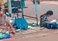 सड़क किनारे मां काम करती रही, वहीं जमीन पर बैठकर पढ़ती रही बच्ची, लोग बोले- Life is not easy for everyone