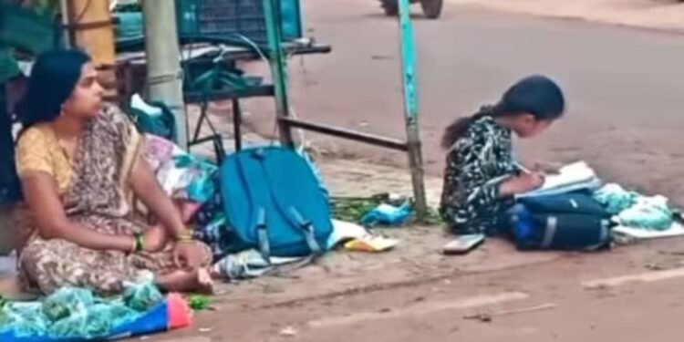 सड़क किनारे मां काम करती रही, वहीं जमीन पर बैठकर पढ़ती रही बच्ची, लोग बोले- Life is not easy for everyone
