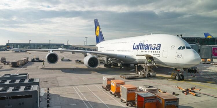 Lufthansa Airline से पेमेंट मांग रहा था शख्स, कर्मचारी ने दिया ऐसा जवाब कि शुरू हो गई सोशल मीडिया पर बहस