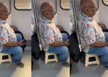 मेट्रो में सीट का झंझट खत्म! बुजुर्ग ने निकाला ऐसा जुगाड़, DMRC वाले भी सोच में पड़ गए कि टिकट के साथ स्टूल भी दें क्या?