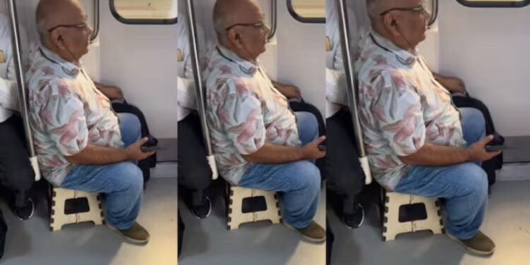 मेट्रो में सीट का झंझट खत्म! बुजुर्ग ने निकाला ऐसा जुगाड़, DMRC वाले भी सोच में पड़ गए कि टिकट के साथ स्टूल भी दें क्या?
