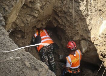 नेपाल में जिंदगी की जंग, 12 हाइड्रोपावर टनल में फंसी सांसें, 900 मजदूर लापता! सेना का रेस्क्यू ऑपरेशन जारी | Nepal Floods Race Against Time to Rescue 500 Workers Trapped in Hydropower Tunnels; Indian Team Spearheads Operation Zindagi