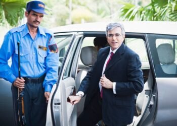 कंपनी का पैसा, भूखे गार्ड्स का सहारा, इस शख्स की दरियादिली पर रो पड़ेगा आपका दिल