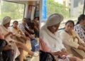 न घर की परवाह, न यात्रियों की चिंता! मेट्रो में बाथरोब पहनकर मेकअप करने लगी लड़की, आसपास बैठी महिलाएं देखती रह गईं