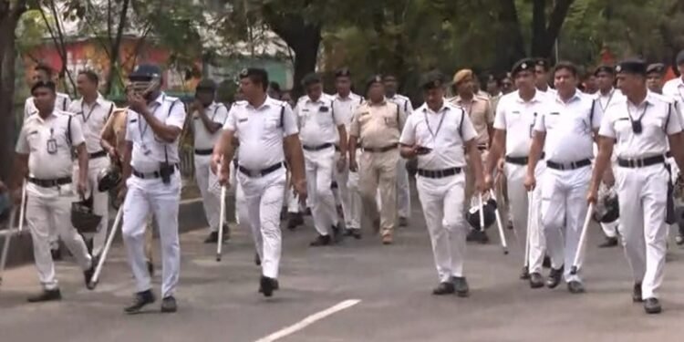 कोलकाता में प्रेम प्रसंग पर बर्बरता, पिता-बेटे को निर्वस्त्र कर घुमाया, 3 गिरफ्तार