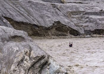 नेपाल में फिर कुदरत का खौफनाक रूप! बूढ़ी गंडकी नदी में अचानक आई बाढ़, बह गए कई लोग! | Nepal Flash Flood: Sudden Surge in Budhi Gandaki River Sweeps Away 35 Houses; 4 Missing in Gorkha District
