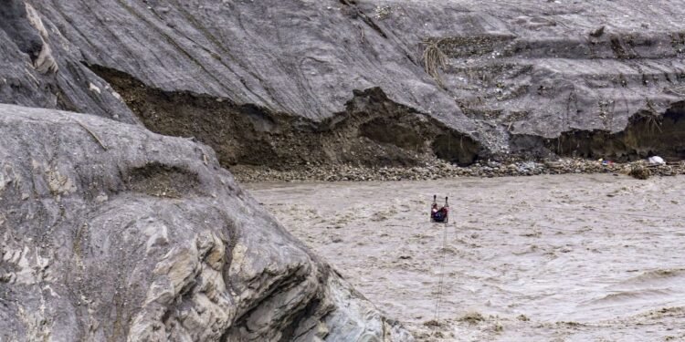 नेपाल में फिर कुदरत का खौफनाक रूप! बूढ़ी गंडकी नदी में अचानक आई बाढ़, बह गए कई लोग! | Nepal Flash Flood: Sudden Surge in Budhi Gandaki River Sweeps Away 35 Houses; 4 Missing in Gorkha District