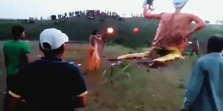 रावण का रॉकेट रिवेंज! जलते ही भीड़ पर बरसाए ‘अग्निबाण’, वायरल वीडियो देख नहीं रुकेगी हंसी